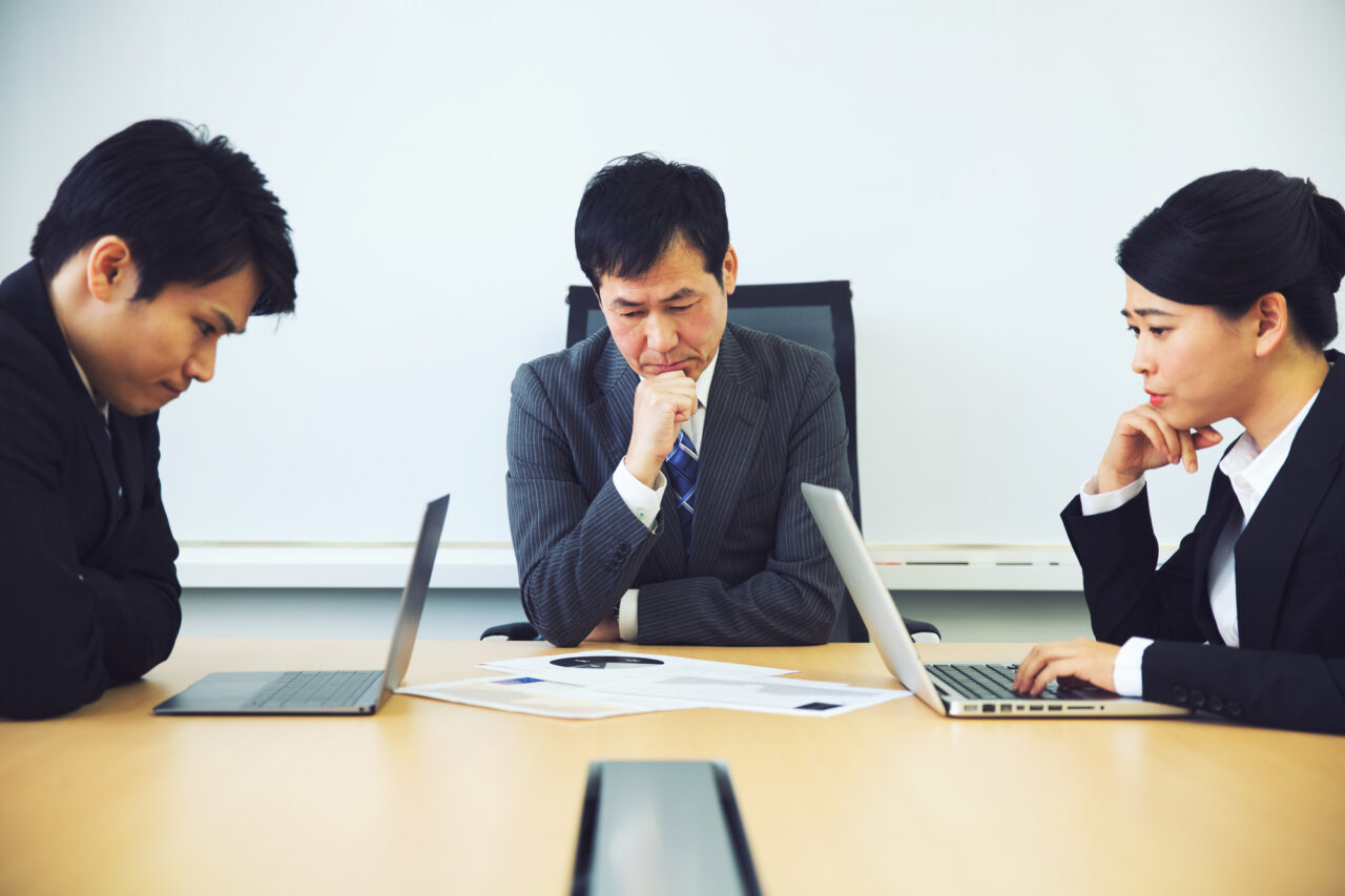 仕事をしていると、「一度みんなで認識を合わせましょう」という言葉をよく聞きます。もちろん、情報共有や方向性の確認は大切です。しかし、会議を増やせば増やすほど、組織がうまく動くようになるかといえば、必ずしもそうではありません。
