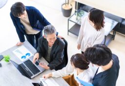 仕事は、一人だけで完結するものではありません。 お客様がいて、仲間がいて、協力会社がいて、関係者がいて、いろいろな人の力が重なって初めて仕事は形になります。だからこそ、仕事で成果を出すためには、自分ひとりが頑張るだけではなく、周囲をどう前向きに巻き込めるかが大切になります。