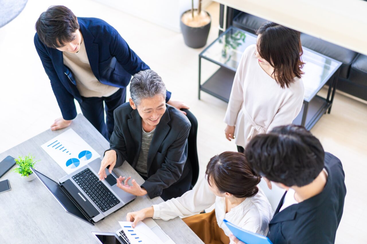仕事は、一人だけで完結するものではありません。
お客様がいて、仲間がいて、協力会社がいて、関係者がいて、いろいろな人の力が重なって初めて仕事は形になります。だからこそ、仕事で成果を出すためには、自分ひとりが頑張るだけではなく、周囲をどう前向きに巻き込めるかが大切になります。