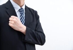 自信がないまま仕事をすると、どうしても踏み込みが浅くなります。けれど、自信を持てるだけの努力を重ねた仕事は、相手にも伝わります。