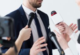 情報に振り回される人ではなく、情報を見極め、考え、自分の判断に活かせる人になること。