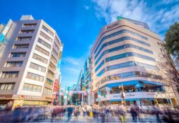 「木を見て森を見ず」という言葉があります。 目の前のことだけに意識が向きすぎると、全体が見えなくなるという意味ですが、これはローカルで仕事をしている私たちにも当てはまることがあると思います。 地元が好きだという気持ちは、とても大切です。生まれ育った場所、仕事をしている場所、日々関わっている人たちがいる場所を大切に思うことは、ローカルで事業をするうえで大きな力になります。