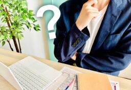 ホームページを開設する時には、デザインや文章だけでなく、その裏側にある基本的な仕組みも少し知っておくと安心です。 専門的なことをすべて覚える必要はありません。しかし、まったく分からないまま進めてしまうと、あとから「ドメインの管理が分からない」「メールが使えなくなった」「サーバーの契約がどうなっているか分からない」といった困りごとが起きる場合があります。