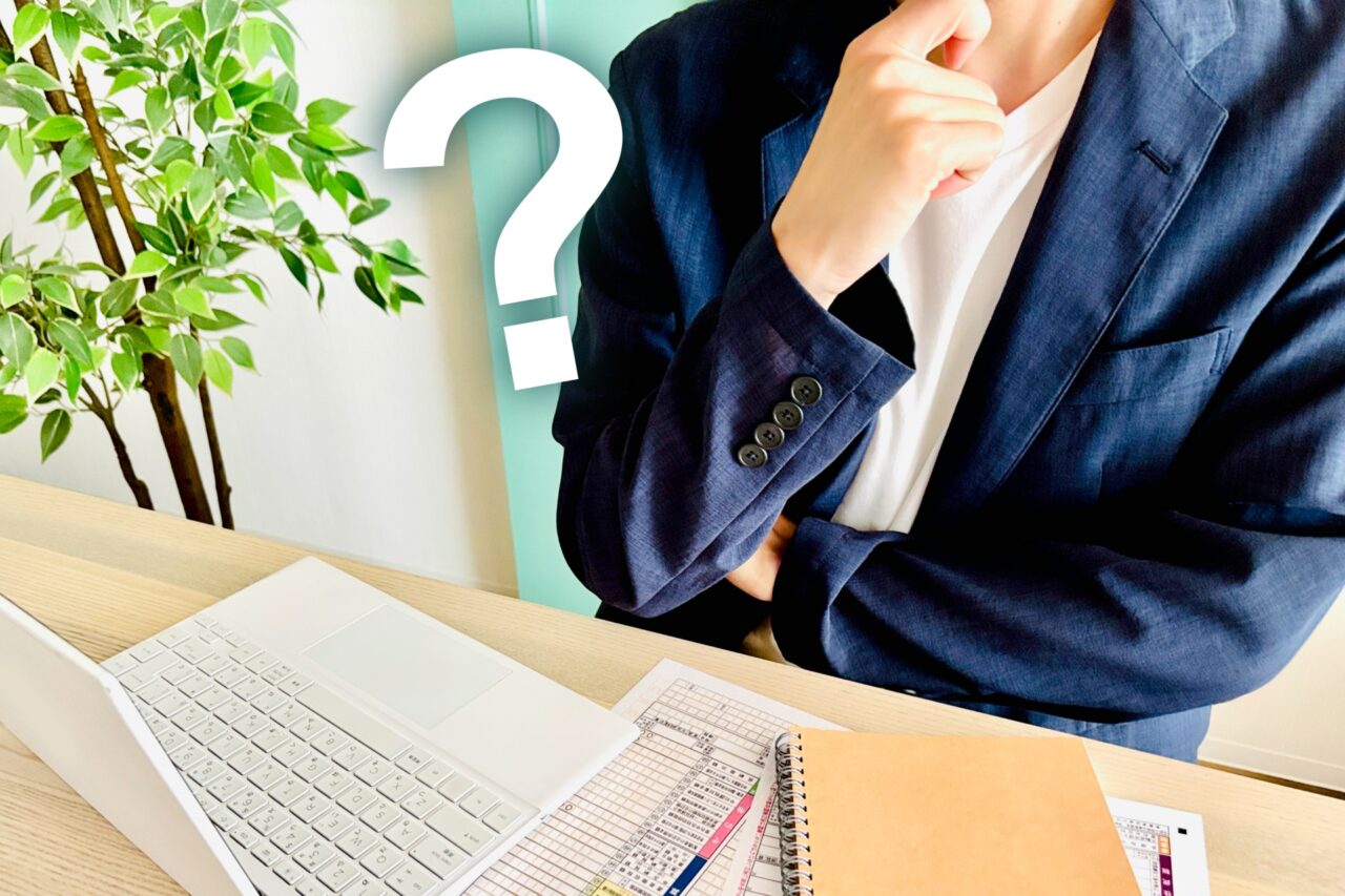 ホームページを開設する時には、デザインや文章だけでなく、その裏側にある基本的な仕組みも少し知っておくと安心です。

専門的なことをすべて覚える必要はありません。しかし、まったく分からないまま進めてしまうと、あとから「ドメインの管理が分からない」「メールが使えなくなった」「サーバーの契約がどうなっているか分からない」といった困りごとが起きる場合があります。