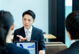 本当に仕事ができる人は、与えられた仕事をこなすだけでなく、まだ形になっていない仕事に気づき、自分から動き出していく人だと思います。