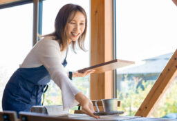 人が商品やサービスを購入する時、そこには必ず何らかの満足感があります。 安かったから満足した。便利だったから満足した。対応が良かったから満足した。期待以上だったから満足した。人は、ただ物を買っているようで、実際にはその先にある感情や体験に価値を感じています。