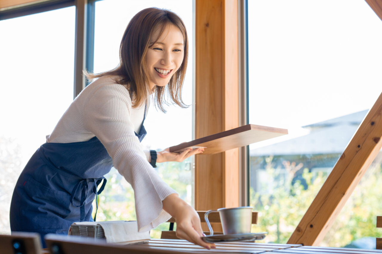 人が商品やサービスを購入する時、そこには必ず何らかの満足感があります。
安かったから満足した。便利だったから満足した。対応が良かったから満足した。期待以上だったから満足した。人は、ただ物を買っているようで、実際にはその先にある感情や体験に価値を感じています。