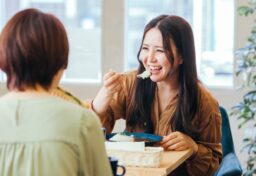 多くの人に向けた情報から、自分に合った情報へ。 平均的な評価から、個人の満足へ。 人気の理由から、その人にとっての意味へ。 AIが普及する時代だからこそ、マーケティングはより細かく、より深く、より個人に近づいていく。