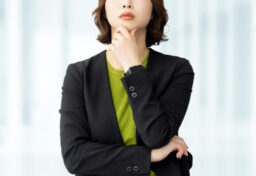 人生は選択の連続だと言われます。 朝、何時に起きるか。何を食べるか。どの道を通るか。誰に連絡するか。何から仕事を始めるか。どの言葉で伝えるか。やるのか、やらないのか。 私たちは毎日、数えきれないほどの選択をしています。 その中には、就職や転職、独立、起業、事業の転換といった大きな決断もあります。こうした選択は、人生に大きな影響を与えるため、意識しやすいものです。