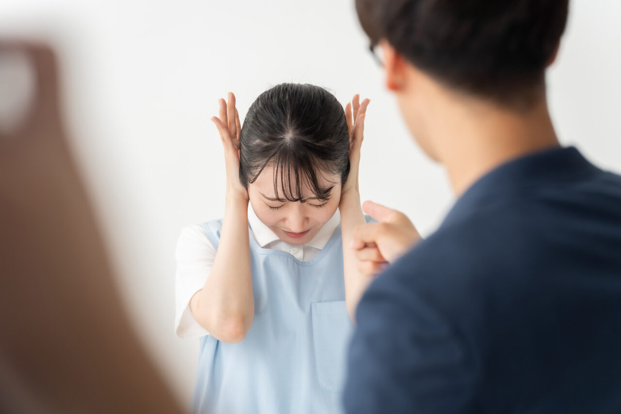 仕事をしていると、思い通りにいかないことはたくさんあります。
予定通りに進まない。
相手に伝えたつもりのことが伝わっていない。
何度も同じミスが起きる。
急な変更を求められる。
理不尽だと感じる言葉を受ける。
そんな時、人は怒りを感じます。