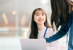 仕事をしていると、「気が利く人」が評価される場面があります。 相手が言う前に動く。先回りして準備する。周囲の空気を読んで対応する。こうした力は、たしかに仕事の中で大切です。 けれど一方で、先回りしすぎることで仕事がずれてしまうこともあります。