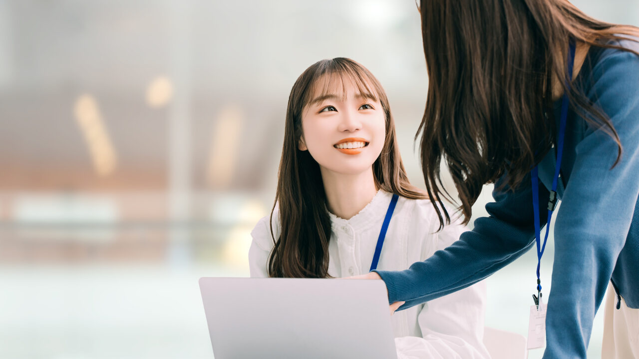 仕事をしていると、「気が利く人」が評価される場面があります。
相手が言う前に動く。先回りして準備する。周囲の空気を読んで対応する。こうした力は、たしかに仕事の中で大切です。
けれど一方で、先回りしすぎることで仕事がずれてしまうこともあります。