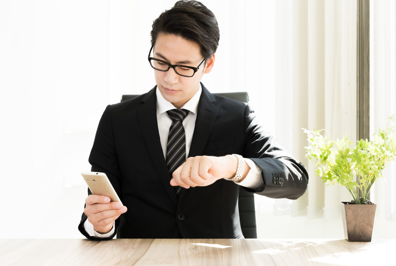 仕事をしていると、どうしても時間に追われることがあります。

やることが多く、連絡が止まらず、納期が近づいてくる。お客様への対応も必要で、休んでいても仕事のことが気になってしまう。

そんな状態が続くと、仕事をしている時間だけでなく、休んでいる時間まで仕事に支配されてしまいます。