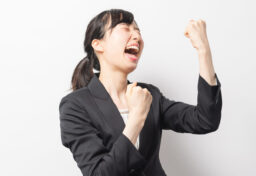 仕事をしていると、「頑張っている人」は評価されやすいものです。 遅くまで残っている。忙しそうにしている。たくさん作業している。休まず動いている。そういう姿を見ると、周囲からも「頑張っているね」と言われることがあります。 もちろん、頑張ること自体は大切です。努力しなければ身につかないこともありますし、時間をかけなければ形にならない仕事もあります。