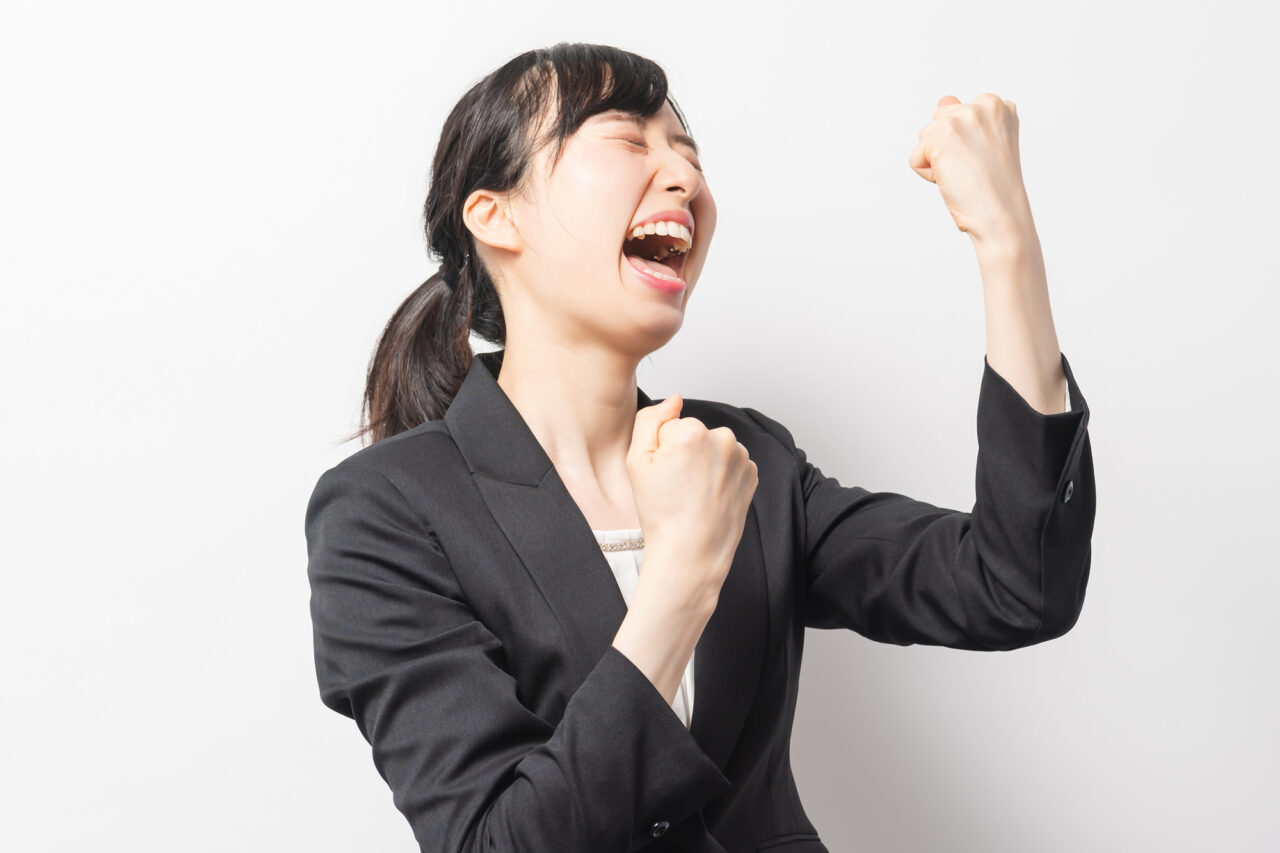 仕事をしていると、「頑張っている人」は評価されやすいものです。
遅くまで残っている。忙しそうにしている。たくさん作業している。休まず動いている。そういう姿を見ると、周囲からも「頑張っているね」と言われることがあります。
もちろん、頑張ること自体は大切です。努力しなければ身につかないこともありますし、時間をかけなければ形にならない仕事もあります。