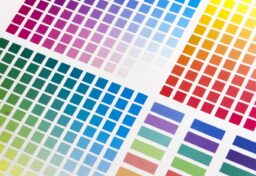 印刷物のデータをつくるときに、よく出てくる言葉に「CMYK」があります。 Cはシアン、Mはマゼンタ、Yはイエロー、そしてKはブラック。 このように説明されることが多いため、「Kは黒のこと」と覚えている方も多いと思います。 実際、印刷ではKのインキとして黒が使われます。そのため、実務上は「K=黒」と考えても大きな問題はありません。 ただし、CMYKの「K」は、英語のBlackや日本語の「黒」を表す頭文字ではありません。
