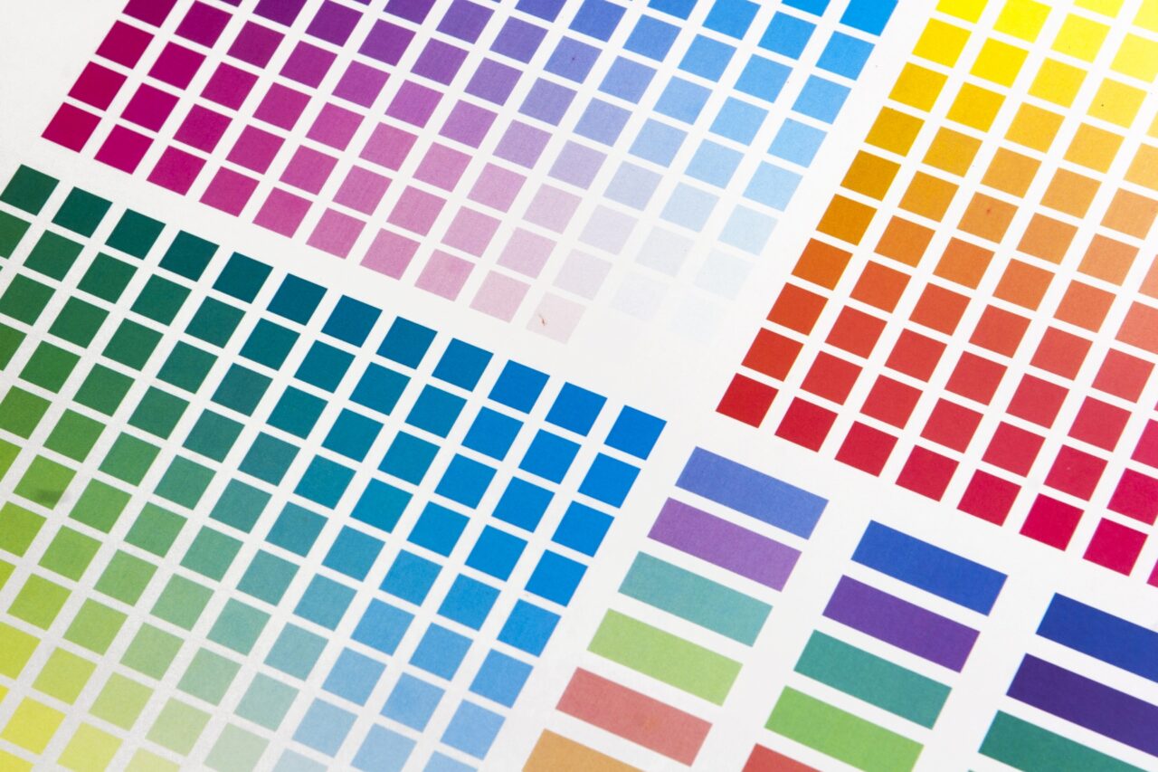 印刷物のデータをつくるときに、よく出てくる言葉に「CMYK」があります。

Cはシアン、Mはマゼンタ、Yはイエロー、そしてKはブラック。

このように説明されることが多いため、「Kは黒のこと」と覚えている方も多いと思います。

実際、印刷ではKのインキとして黒が使われます。そのため、実務上は「K＝黒」と考えても大きな問題はありません。

ただし、CMYKの「K」は、英語のBlackや日本語の「黒」を表す頭文字ではありません。