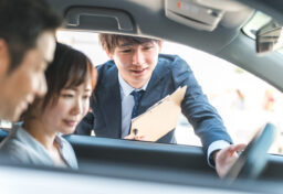 車を買う時には、かなり悩みます。 車種はどうするか。グレードはどうするか。色は何色にするか。予算はいくらまでにするか。 ところが、ようやく「これにします」と決めたあとに、「せっかくなのでこちらのオプションもどうですか」と言われると、数万円の追加がそれほど大きく感じなくなることがあります。