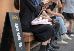 新しくできたお店の前に、行列ができている。 それを見た瞬間に、まだ食べてもいないのに「きっとおいしいのだろう」と感じることがあります。 SNSで何度も同じ商品を見かける。友人が話題にしている。レビューがたくさん付いている。そうすると、最初は関心がなかったものでも、だんだん気になってくることがあります。