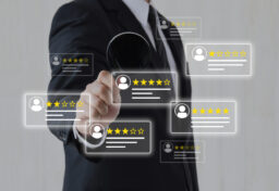 簡単に言えば、本人や企業が自分で言うよりも、第三者が言ったことの方が信頼されやすいという心理効果です。 たとえば、あるお店が自分で「当店はおいしいです」と言うよりも、実際に行った人が「あのお店おいしかったよ」と言った方が、なんとなく信じやすい。