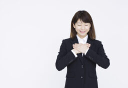 「心」とは何でしょうか。 うれしい、悲しい、懐かしい、楽しい、不安になる、欲しくなる、誰かに会いたくなる。 私たちは日々、いろいろな感情を持ちながら生きています。そして、その感情の動きをまとめて「心」と呼んでいるのだと思います。