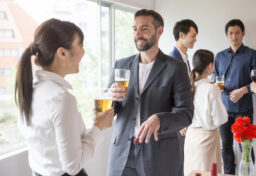 にぎやかな場所にいる時でも、自分の名前を呼ばれると不思議と気づくことがあります。 まわりにはたくさんの声がある。会話も重なっている。音楽や物音もある。それなのに、自分に関係のある言葉だけは耳に入ってくる。 このように、たくさんの情報の中から、自分に関係のある情報を自然に選び取る働きを、カクテルパーティー効果といいます。