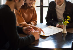 メニューが3種類しかないお店なら、それほど悩まず注文できます。 ところが、似たようなメニューが50種類並んでいたらどうでしょう。 最初は「選べるものがたくさんあっていい」と思うかもしれません。しかし、見比べているうちに違いが分からなくなり、だんだん選ぶこと自体が面倒になってきます。