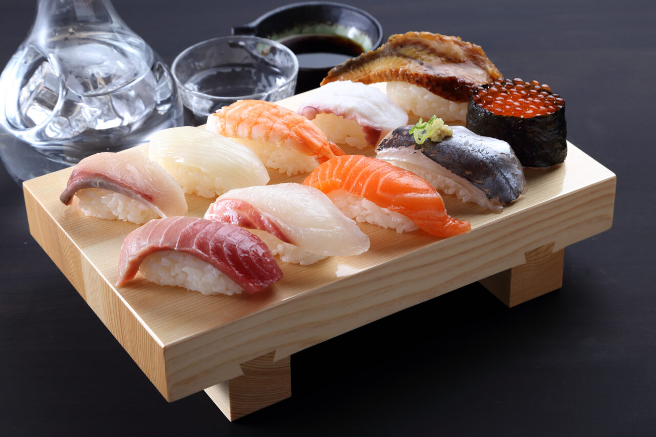 料金表をつくる時に、2つだけよりも3つのプランが並んでいた方が選びやすくなることがあります。
たとえば、
安いプラン。標準的なプラン。少し高いプラン。
この3つが並ぶと、多くの人は真ん中を選びやすくなります。
これが、いわゆる「松竹梅の法則」です。