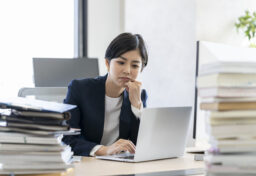 仕事をしていると、作業そのものよりも「まだ終わっていないこと」に疲れることがあります。 返信しなければいけないメール。途中までつくった資料。確認しようと思って後回しにしている見積書。いつか直そうと思っているホームページの文章。気になっているけれど手をつけられていない社内の整理。 実際にその仕事をしている時間は、それほど長くないかもしれません。