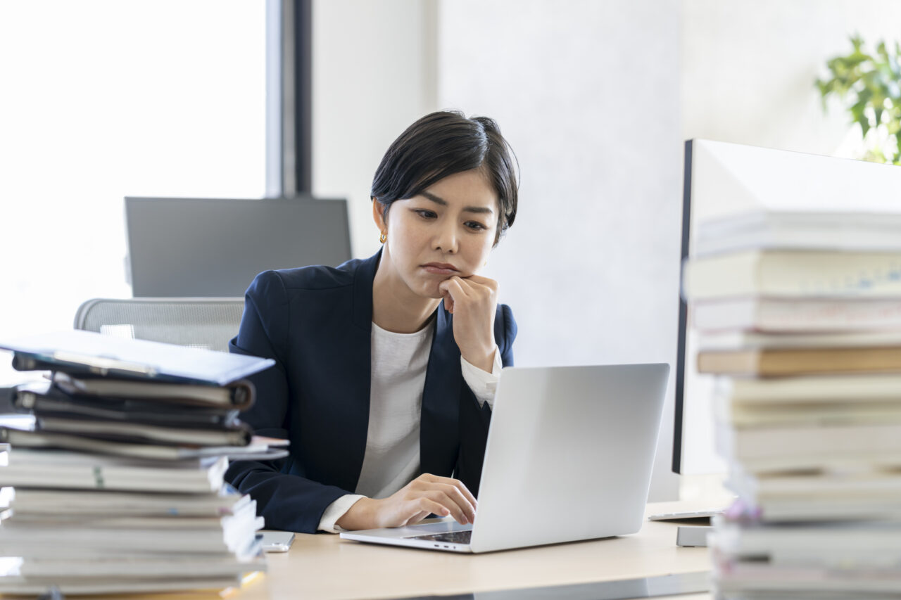 仕事をしていると、作業そのものよりも「まだ終わっていないこと」に疲れることがあります。

返信しなければいけないメール。途中までつくった資料。確認しようと思って後回しにしている見積書。いつか直そうと思っているホームページの文章。気になっているけれど手をつけられていない社内の整理。

実際にその仕事をしている時間は、それほど長くないかもしれません。