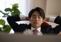 人は安心できる場所があるから、心を落ち着けることができます。慣れた仕事があるから、安定して成果を出すことができます。毎日の習慣があるから、余計なことに迷わず生活できます。 ただ、問題はそこに居続けることです。