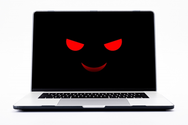 ホームページは制作時に正常に動作していても、その後の技術の進歩やインターネット環境の変化によって、新たなセキュリティ対策が必要になる場合があります。
こうした問題への対応には、サーバー会社によるシステム環境の管理と、ホームページ公開後の継続的なメンテナンスが必要になります。
そのため、ホームページの制作と、公開後の保守・セキュリティ管理は、それぞれ異なる業務となります。