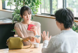 お店で試食をもらったあと、何となくその商品が気になったことはないでしょうか。 店員さんが丁寧に説明してくれたり、無料で少し味見をさせてもらったりすると、「せっかくだから買っていこうかな」という気持ちになることがあります。
