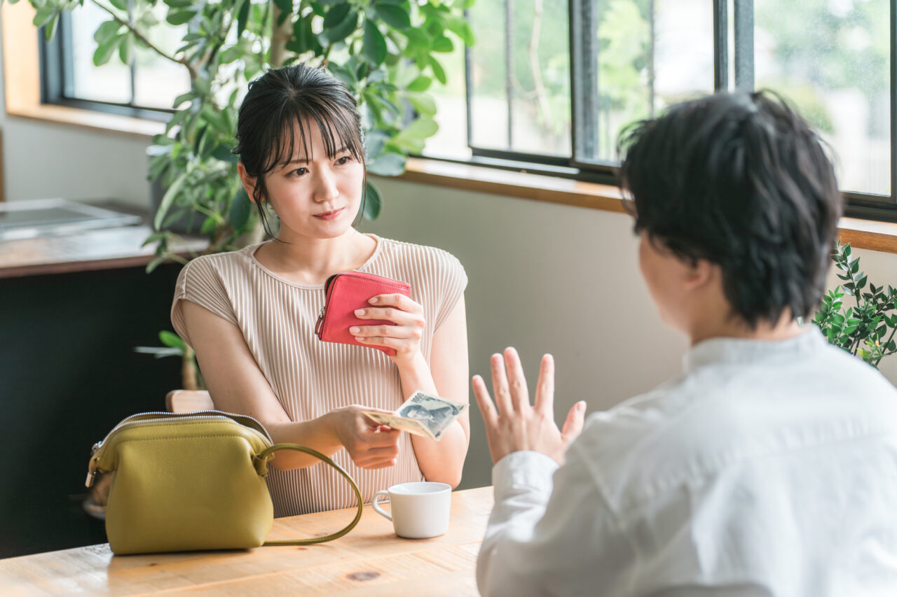 お店で試食をもらったあと、何となくその商品が気になったことはないでしょうか。
店員さんが丁寧に説明してくれたり、無料で少し味見をさせてもらったりすると、「せっかくだから買っていこうかな」という気持ちになることがあります。