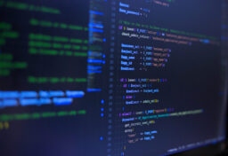 2026年10月21日、世界中のホームページで広く使われている「PHP(ピーエイチピー)」というプログラミング言語に、重大なセキュリティ上の問題があることが公表されました。 PHPとは、ホームページのお問い合わせフォームや会員登録、ネットショップなど、さまざまな機能を動かすために使われている技術です。世界中で利用されているWordPress(ワードプレス)にも使われています。 今回、このPHPに深刻な弱点が2つ見つかり、世界各国のセキュリティ機関が緊急の対応を呼びかけました。
