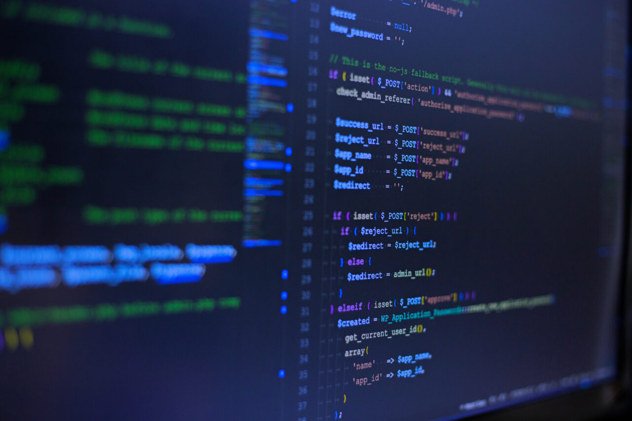 2026年10月21日、世界中のホームページで広く使われている「PHP(ピーエイチピー)」というプログラミング言語に、重大なセキュリティ上の問題があることが公表されました。
PHPとは、ホームページのお問い合わせフォームや会員登録、ネットショップなど、さまざまな機能を動かすために使われている技術です。世界中で利用されているWordPress(ワードプレス)にも使われています。
今回、このPHPに深刻な弱点が2つ見つかり、世界各国のセキュリティ機関が緊急の対応を呼びかけました。