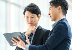 仕事でも日常生活でも、こちらが正しいことを説明しているのに、なかなか相手に理解してもらえないことがあります。 例えば、職場で新しいやり方を提案したとします。 今までより作業時間が短くなり、ミスも減らせる。数字で説明しても、誰が考えても合理的な方法です。