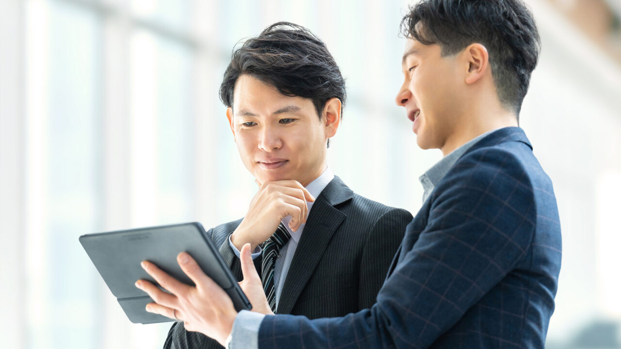 仕事でも日常生活でも、こちらが正しいことを説明しているのに、なかなか相手に理解してもらえないことがあります。
例えば、職場で新しいやり方を提案したとします。
今までより作業時間が短くなり、ミスも減らせる。数字で説明しても、誰が考えても合理的な方法です。