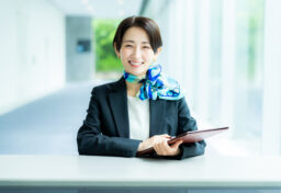 「お気軽にご相談ください」 そう書いてあるホームページなのに、画面全体が堅く、専門用語ばかりで、問い合わせフォームには入力項目がずらりと並んでいる。 文章では「気軽に」と言っているのに、見た目からはまったく気軽さを感じない。