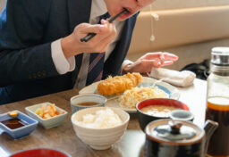 新しいお店が次々とオープンする一方で、何十年も同じ場所で営業を続けているお店があります。 最新の設備があるわけでもなく、特別に安いわけでもない。それでも、いつも決まったお客さんが訪れ、地域の人たちに親しまれています。 そんなお店には、いったいどんな魅力があるのでしょうか。