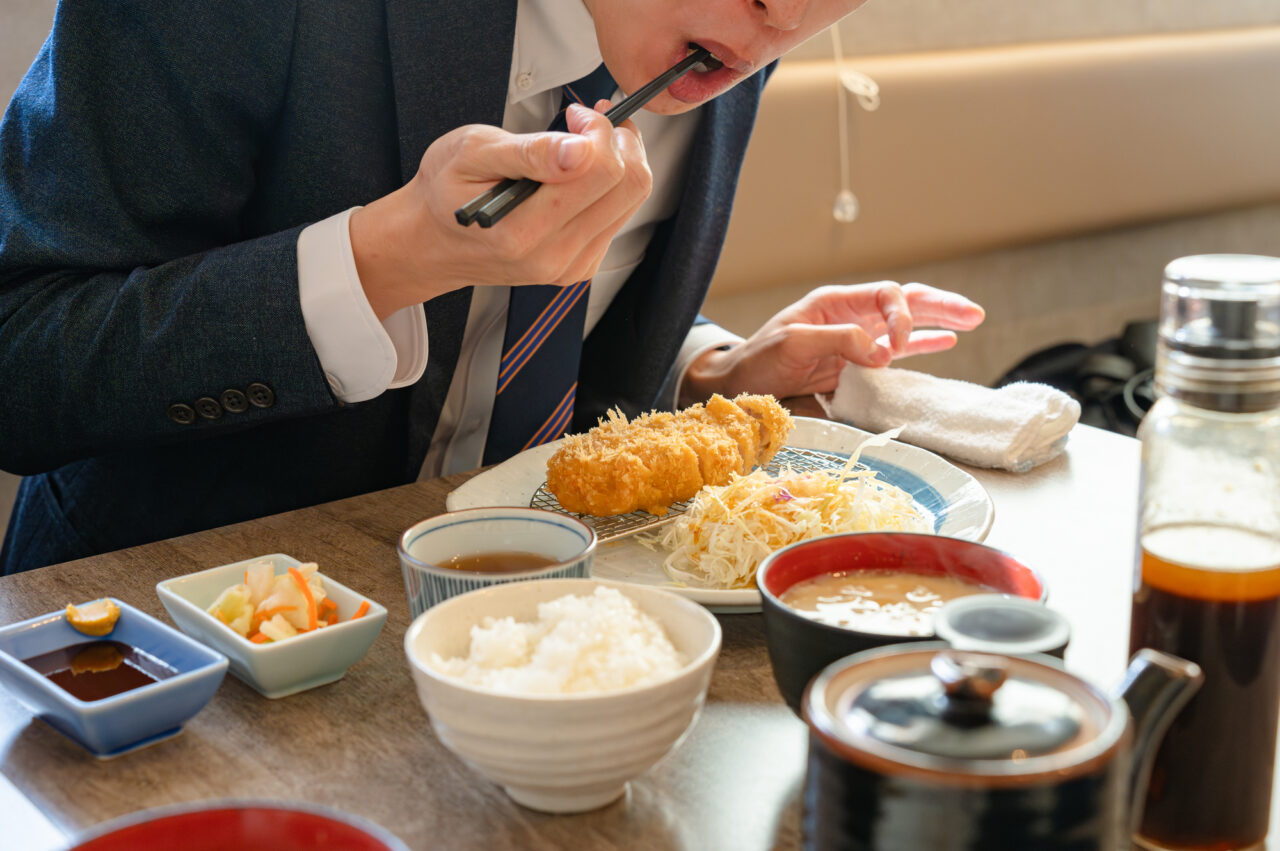 新しいお店が次々とオープンする一方で、何十年も同じ場所で営業を続けているお店があります。

最新の設備があるわけでもなく、特別に安いわけでもない。それでも、いつも決まったお客さんが訪れ、地域の人たちに親しまれています。

そんなお店には、いったいどんな魅力があるのでしょうか。
