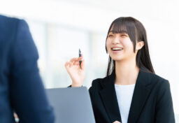 初めて訪れたホームページを開いた瞬間、「なんとなく良さそうな会社だな」と感じることがあります。 まだ会社概要も読んでいない。実績も詳しく見ていない。料金も分からない。 それでも、最初に見た写真や言葉、デザインから、その会社に対する印象がつくられ始めています。