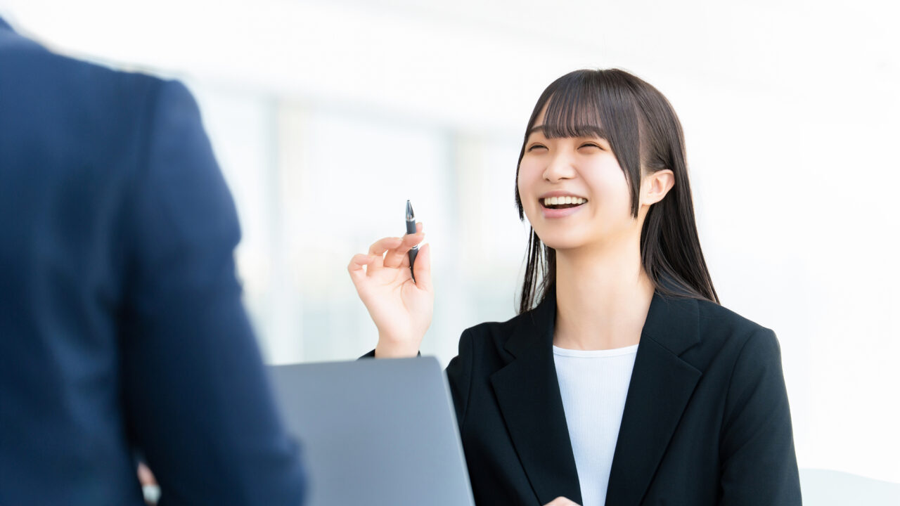 初めて訪れたホームページを開いた瞬間、「なんとなく良さそうな会社だな」と感じることがあります。
まだ会社概要も読んでいない。実績も詳しく見ていない。料金も分からない。
それでも、最初に見た写真や言葉、デザインから、その会社に対する印象がつくられ始めています。
