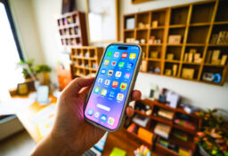 昔は、知らない場所へ行くときには地図を広げ、分からないことがあれば本で調べたり、誰かに聞いたりしていました。 今ではスマートフォンがあれば、目的地まで案内してくれますし、分からないこともすぐに調べられます。 買い物も、銀行の手続きも、誰かとの連絡も、ほとんどが手元の画面で済むようになりました。 さらにAIの登場によって、文章を書いたり、調べものをしたり、仕事の一部を任せたりすることまでできるようになっています。