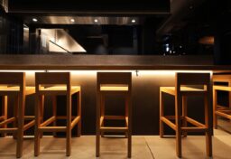同じ3,000円の料理でも、フードコートで見れば「少し高い」と感じるのに、ホテルのレストランで見れば「それほど高くない」と感じることがあります。 料理そのものも、価格も同じです。 違うのは、その周りにあるものです。