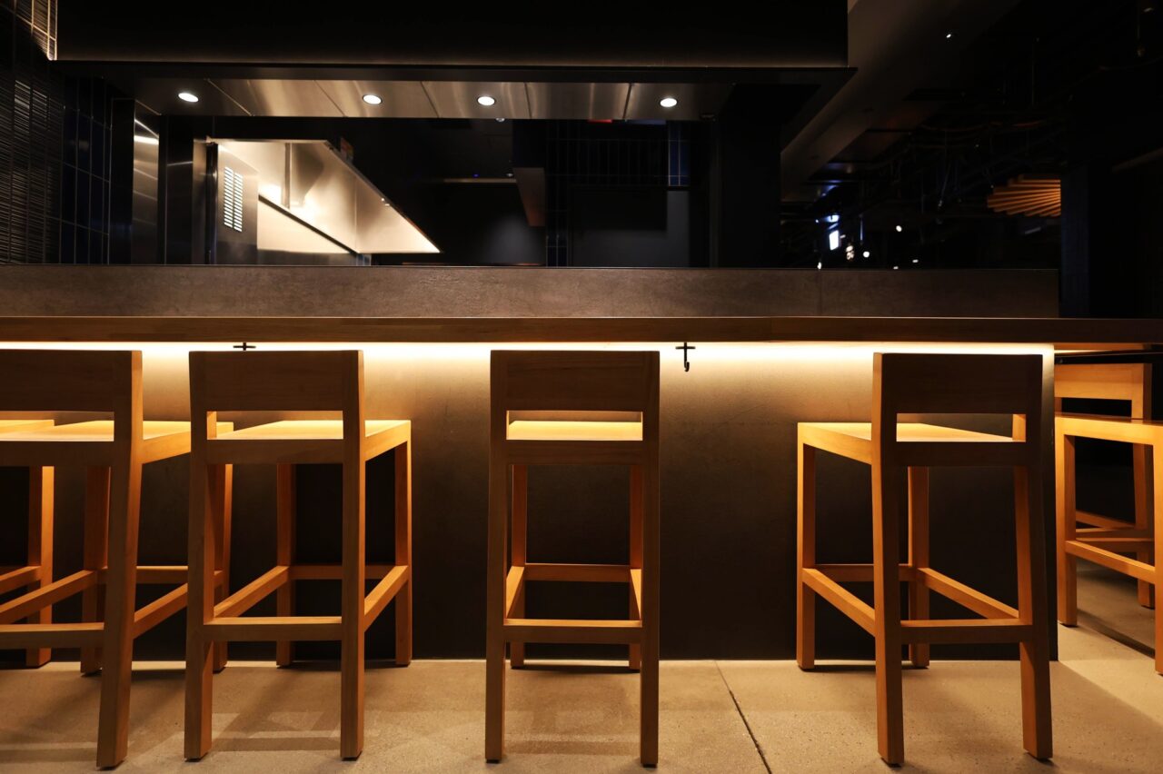 同じ3,000円の料理でも、フードコートで見れば「少し高い」と感じるのに、ホテルのレストランで見れば「それほど高くない」と感じることがあります。
料理そのものも、価格も同じです。
違うのは、その周りにあるものです。