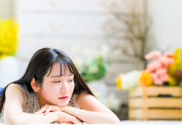 人は、その時の気分と一致する内容に意識が向いたり、似た感情を伴う記憶を思い出しやすくなったりすることがあります。 心理学では、このような傾向を「気分一致効果」と呼びます。 広告やWebサイトをつくる仕事をしていると、この考え方はとても興味深いものです。