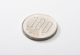 たとえば、自動販売機の横で100円を拾ったとします。 少しうれしいと思います。 ではそのあと、自分の財布から100円を落としたことに気づいたらどうでしょう。 結果だけ見ればプラスマイナスゼロです。