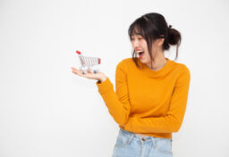 少し高い買い物をしたあと、急にその商品の口コミを調べたくなったことはないでしょうか。 買う前なら悪い評価も気になるのに、購入したあとになると「やっぱりこれを選んで正解だった」と思える情報を探してしまう。反対に、自分が買った商品を否定するような意見を見ると、少し嫌な気持ちになることがあります。 これは、自分の行動と考えの間に矛盾が生まれた時、その居心地の悪さを何とか解消しようとする心理と関係しています。